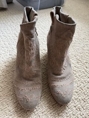 Vera Cuoio Women's Taupe Embroidered Suede Ankle Boots